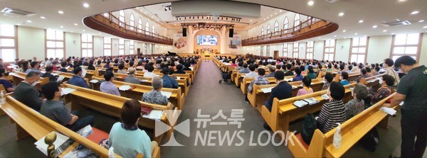 ⓒ뉴스룩/ 대구서문교회 비전센터 헌당예배 드리는 모습. 
