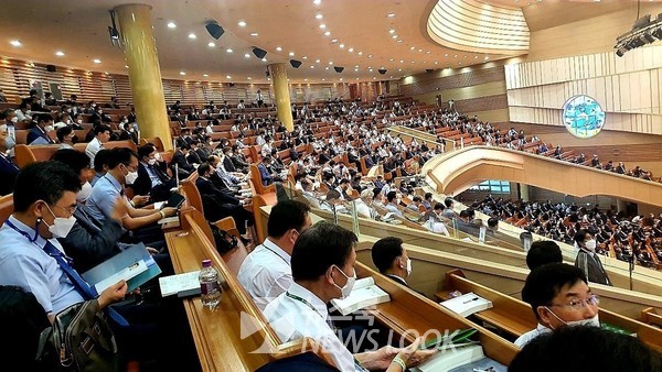 지난해 울산 우정교회(예종열 목사)에서 열렸던 제106회 총회 모습.