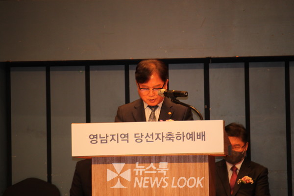 ⓒ뉴스룩. 전국장로회연합회 회장 김봉중 장로가 당선자 감사예배에서 기도를 인도하고 있다.